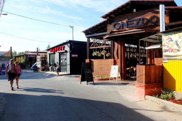 Каролино-Бугаз. Магазин Магазины возле ЖД станции Каролино-Бугаз