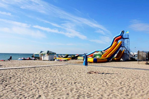 Каролино-Бугаз. Пляж Развлечения на пляже Каролино-Бугаза