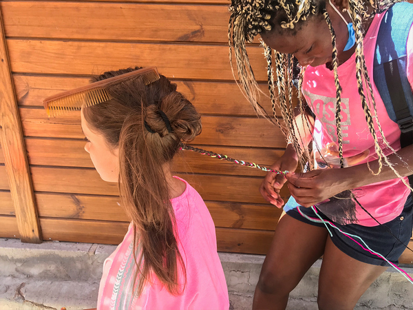 Затока. Африканські косички У Затоці заплітають африканські косички дитині